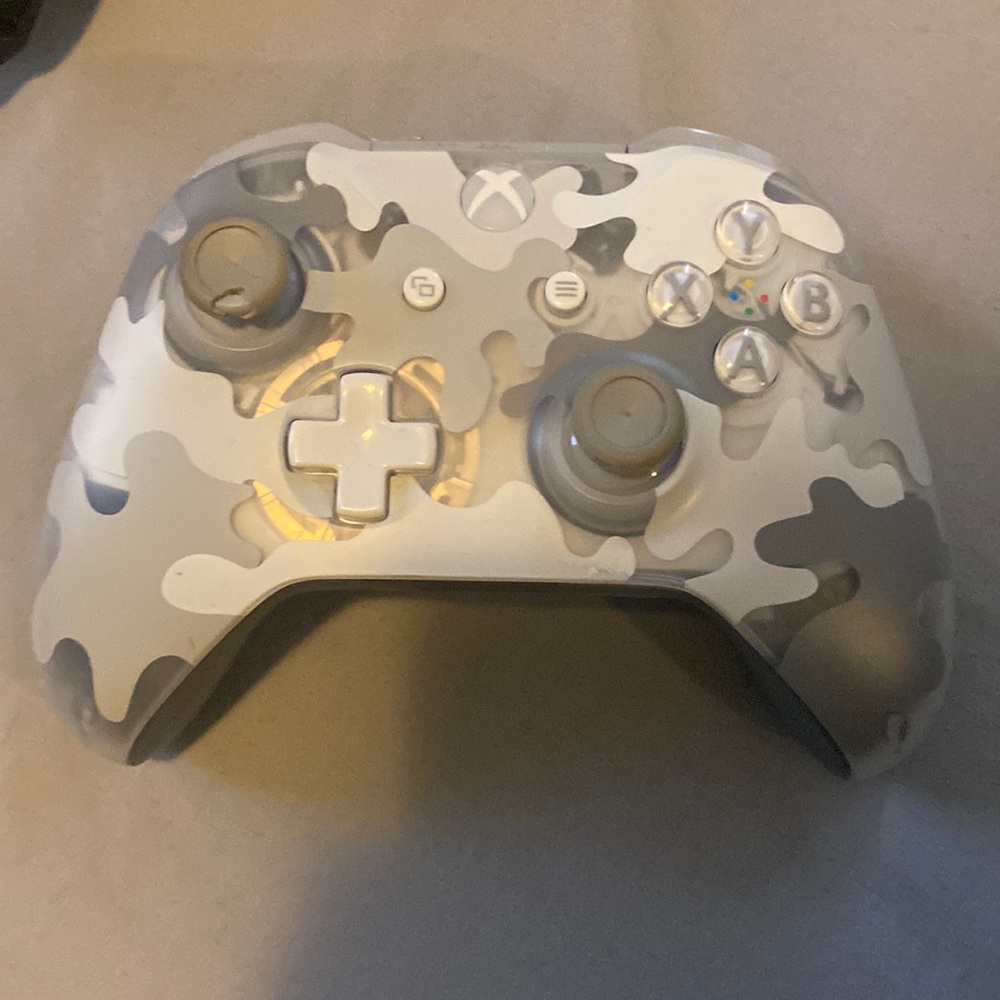 controller doesn’t come with a battery pack will come with double a batteries